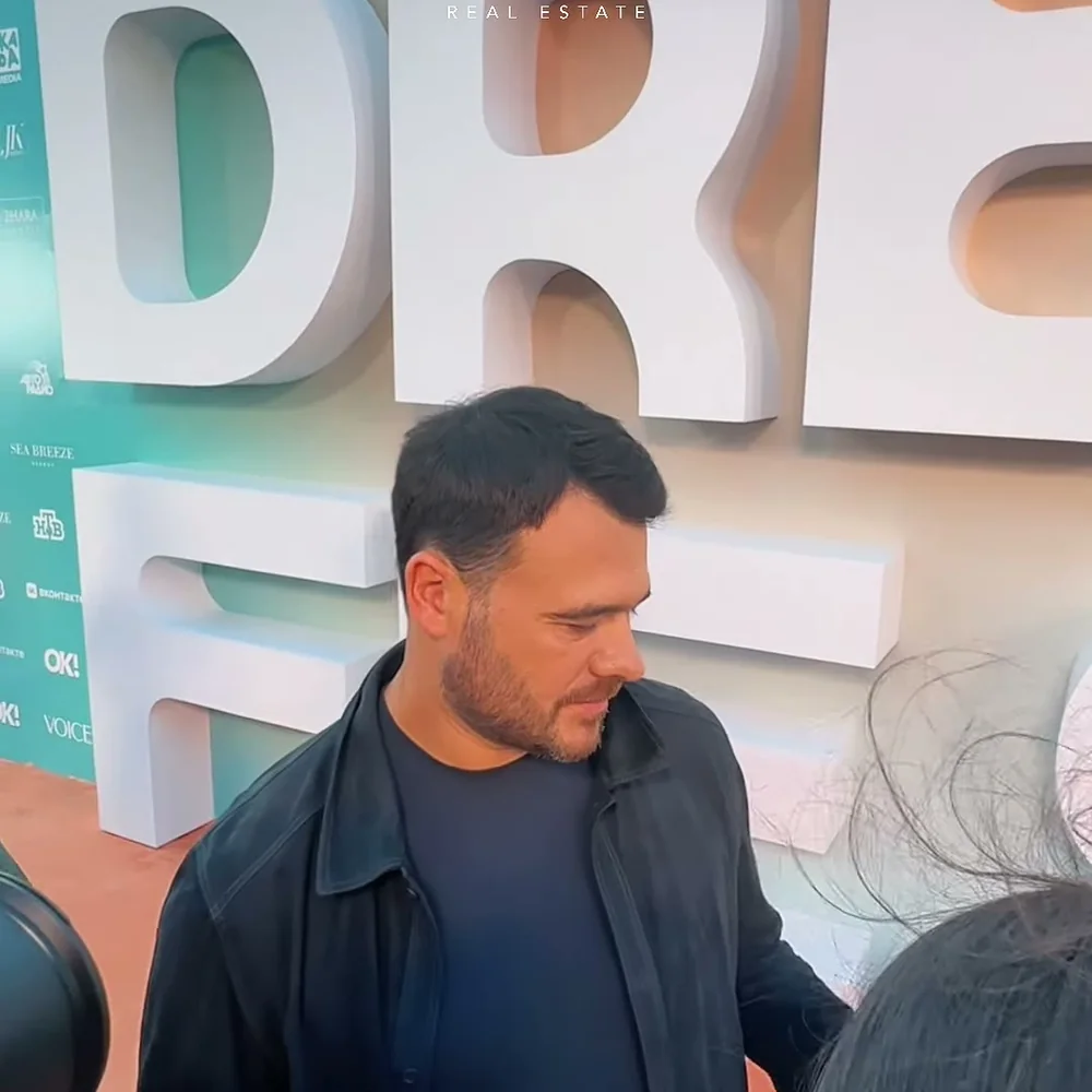 2024: объёмные буквы DREAM FEST у входа и гости на дорожке