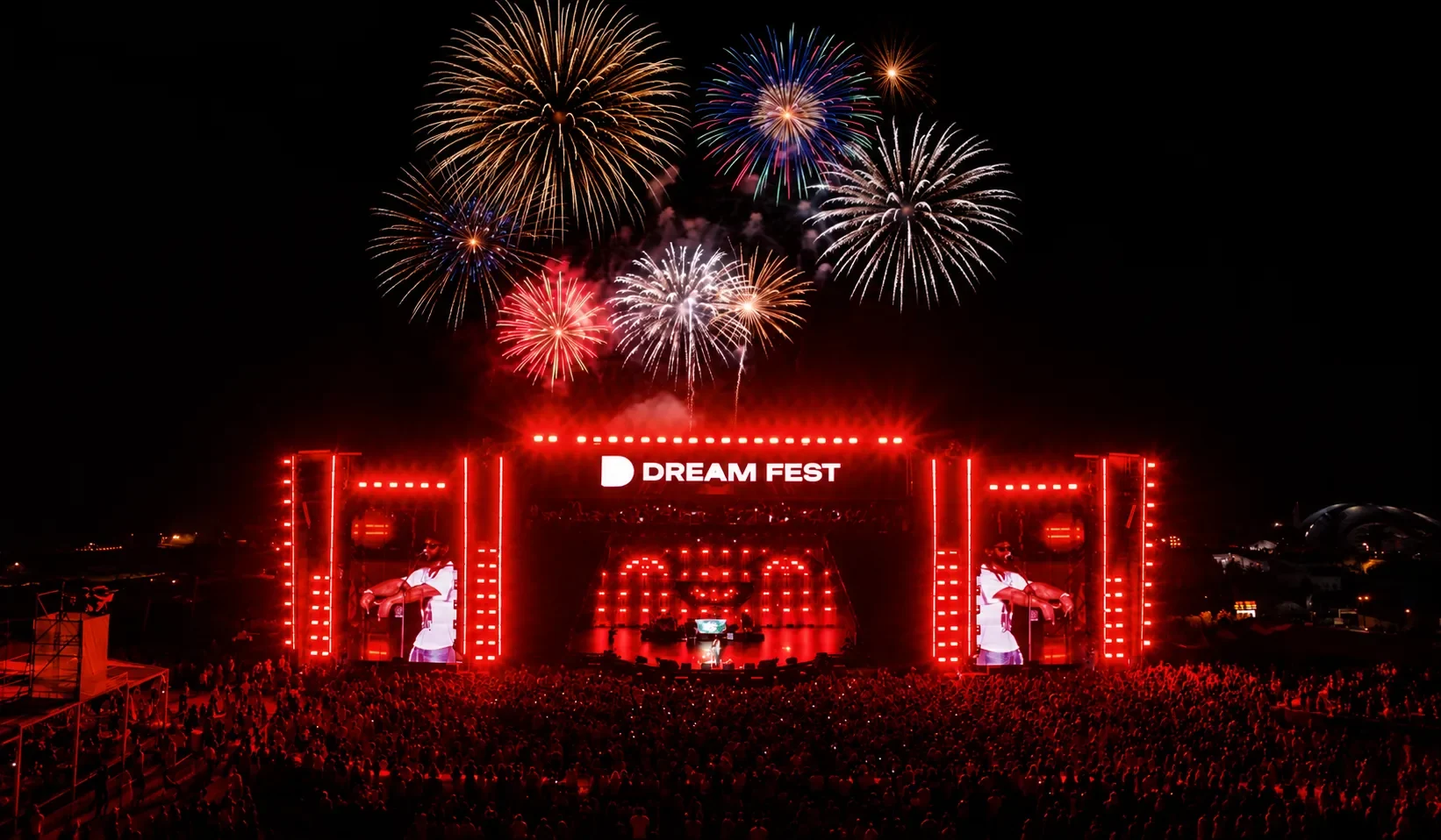 Dream Fest 2026: сцена в красном свете и фейерверк над полем зрителей