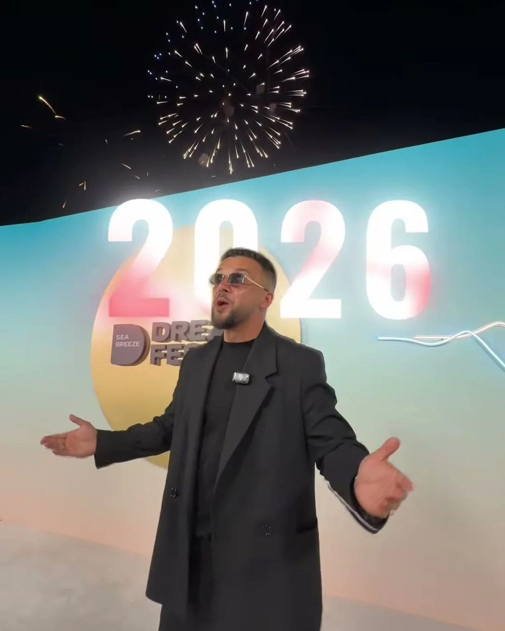 2026: светящиеся цифры 2026 и салют над дорожкой