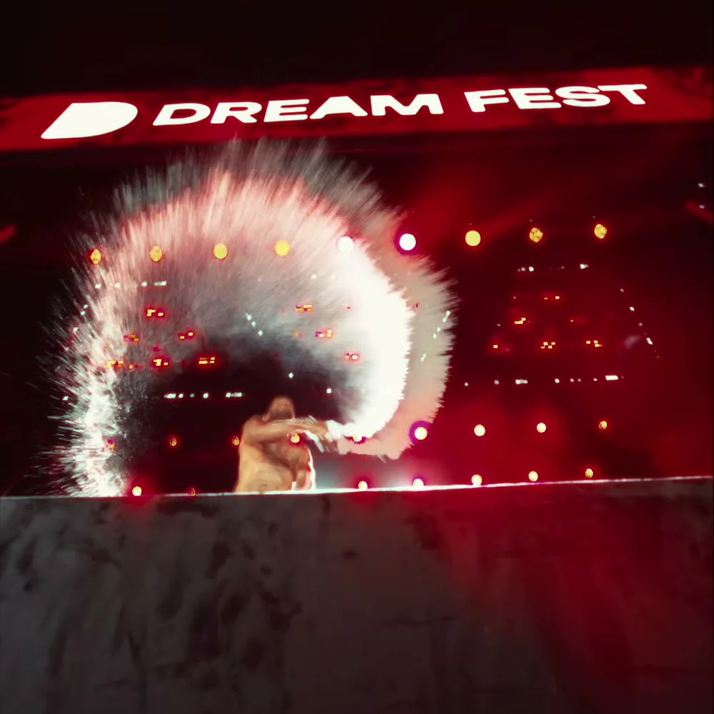 2026: вывеска DREAM FEST над сценой и огненный залп