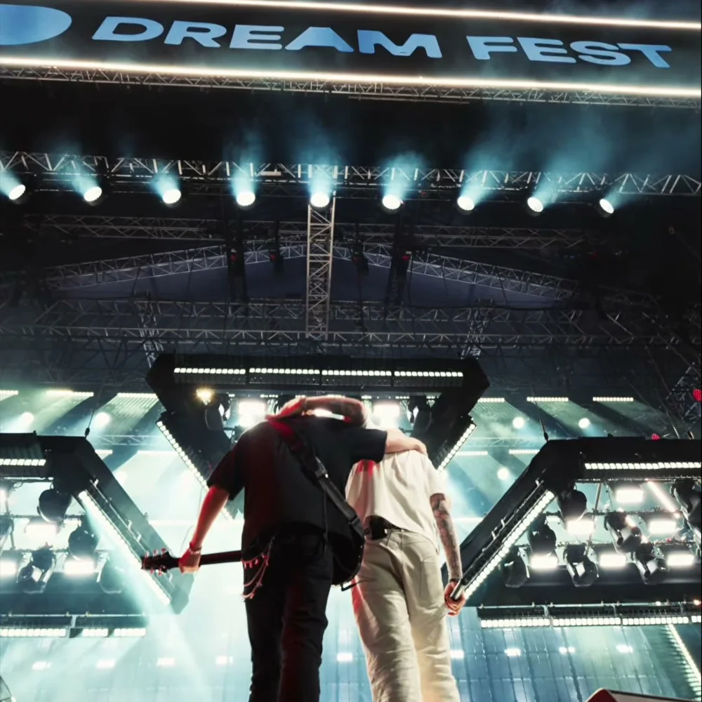 2026: вывеска DREAM FEST над сценой и дуэт у края