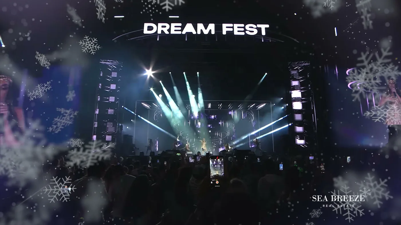 2025: сцена под вывеской DREAM FEST в лучах прожекторов