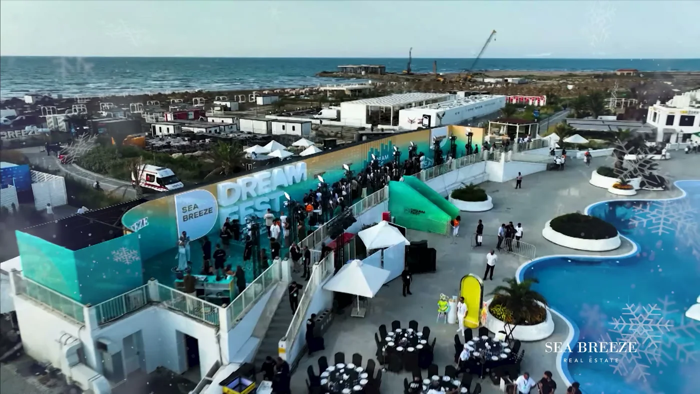 2025: дорожка с буквами DREAM FEST и накрытые столы у бассейна, съёмка с дрона
